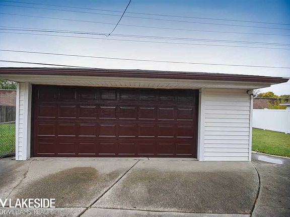 3rd image of 24409 Wood St