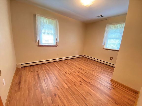 5th image of 218 Bentley Ave