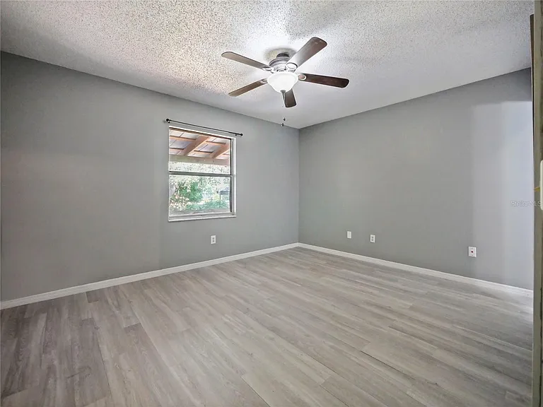 240 Maureen Dr — Photo 9