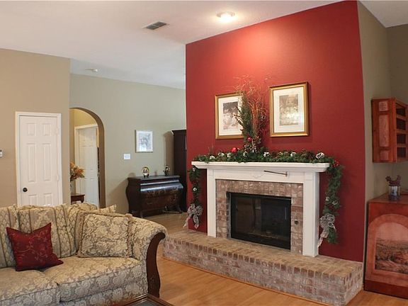5th image of 201 E Embercrest Dr