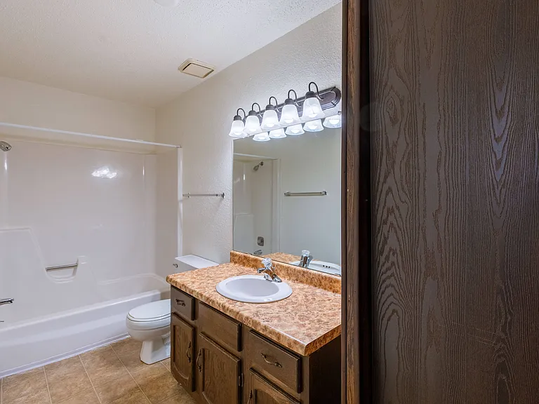 Fargo, ND Plumtree Apartments | Bathroom