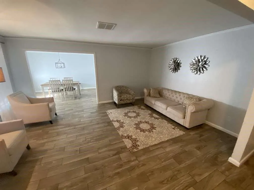 3 bed, 2.0 bath, 2225 sqft, $3,900 — Photo 2