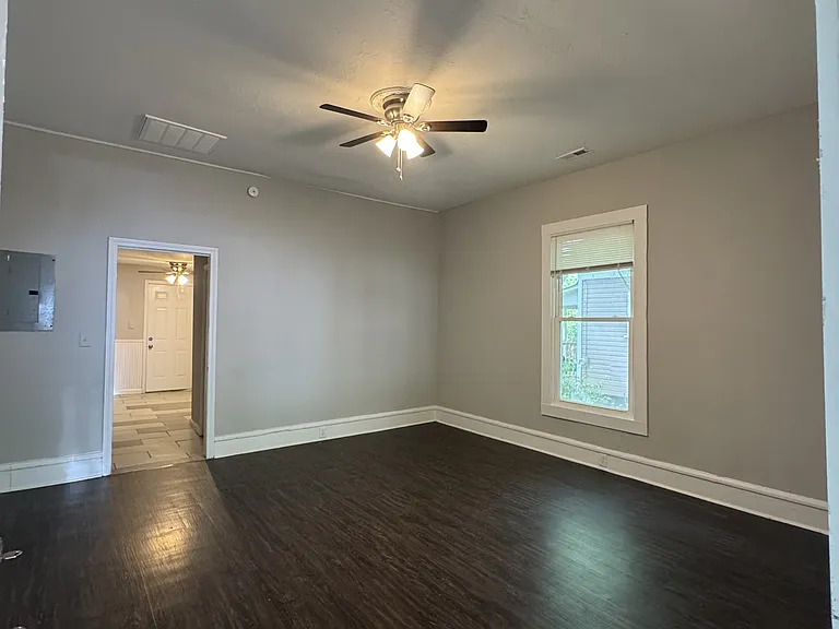 331 S McLin St SW — Photo 2