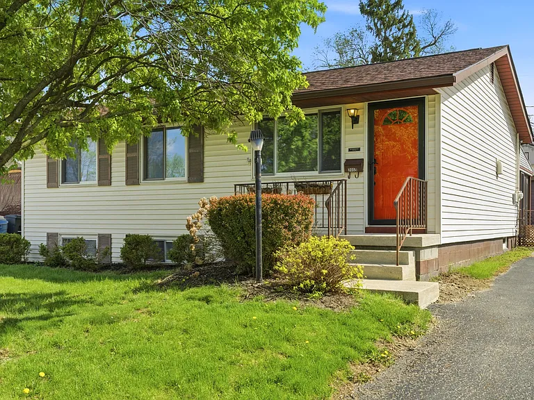 2059 Shawbury Ct W — Photo 2
