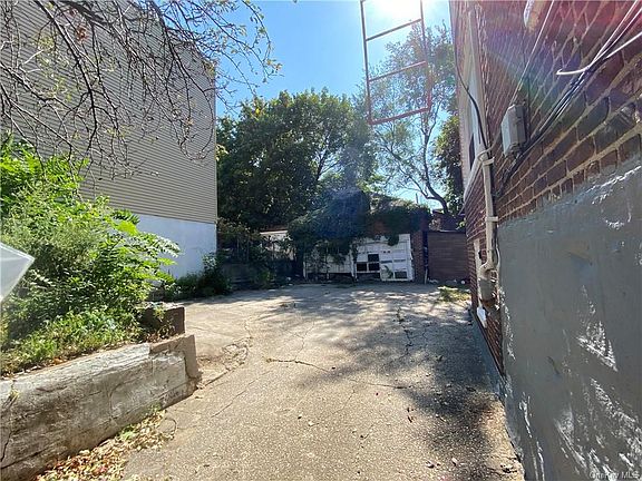 4th image of 720 E 232nd St
