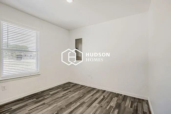 524 E Texas St — Photo 10
