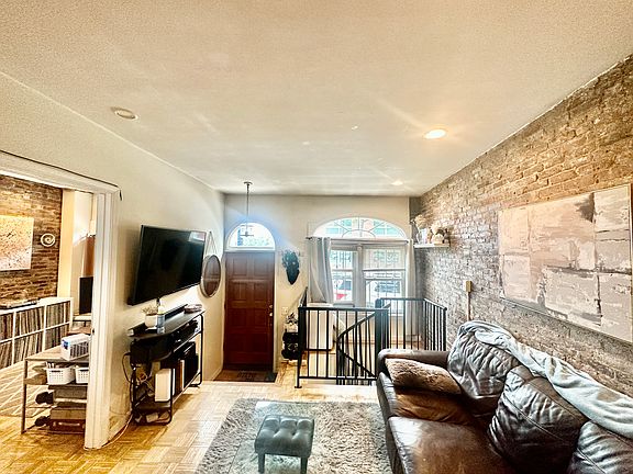 5th image of 472 Commercial St #1