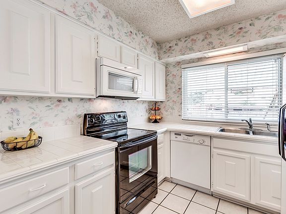 4th image of 4910 Cliffwood Dr