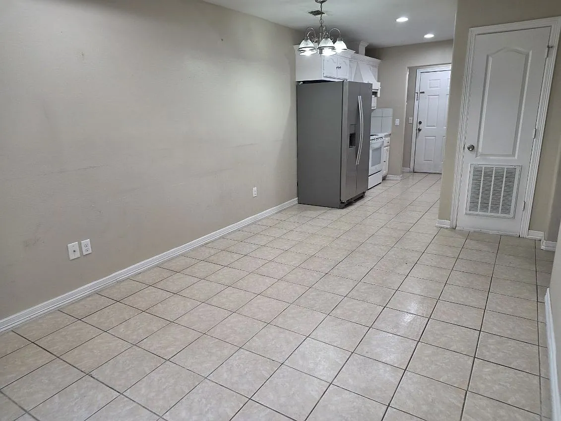 2 bed, 750 sqft, $800 — Photo 2