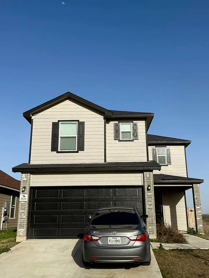 5 bed, 3.5 bath, 2694 sqft, $750 — Photo 1