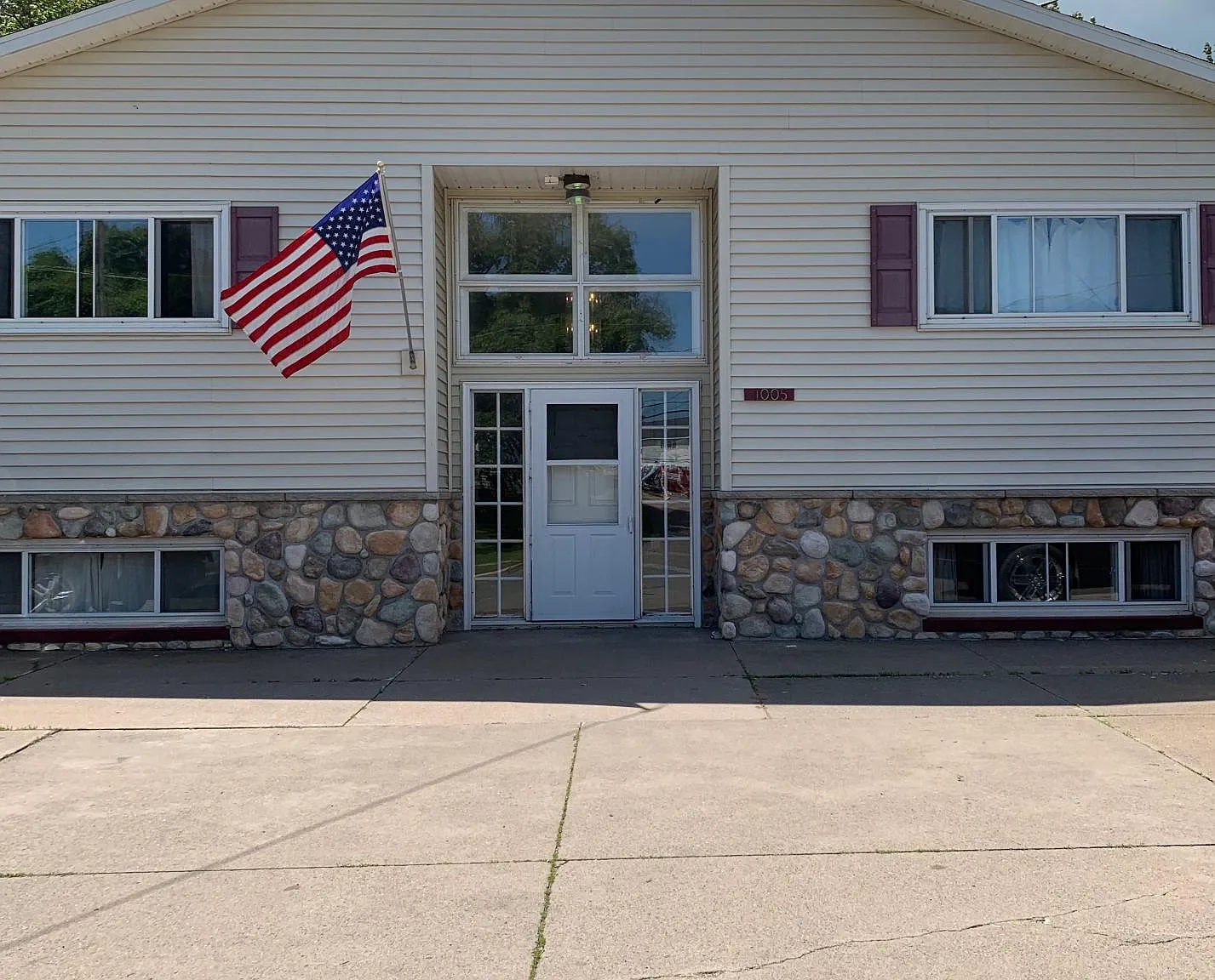 3 bed, 1.5 bath, 1360 sqft, $1,500 — Photo 1