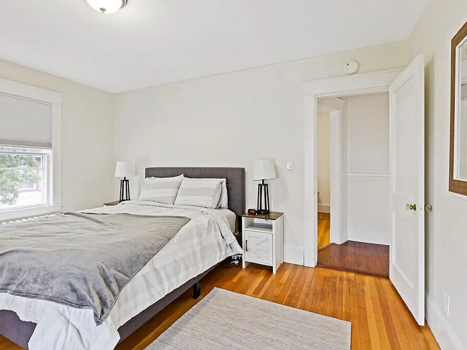 3 bed, 1.0 bath, 1600 sqft, $2,000 — Photo 4
