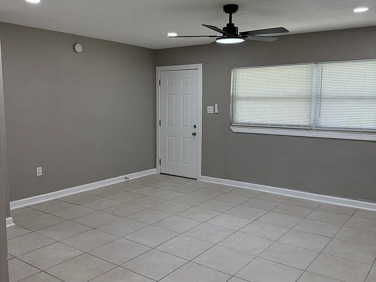 211 Ederington Dr — Photo 6