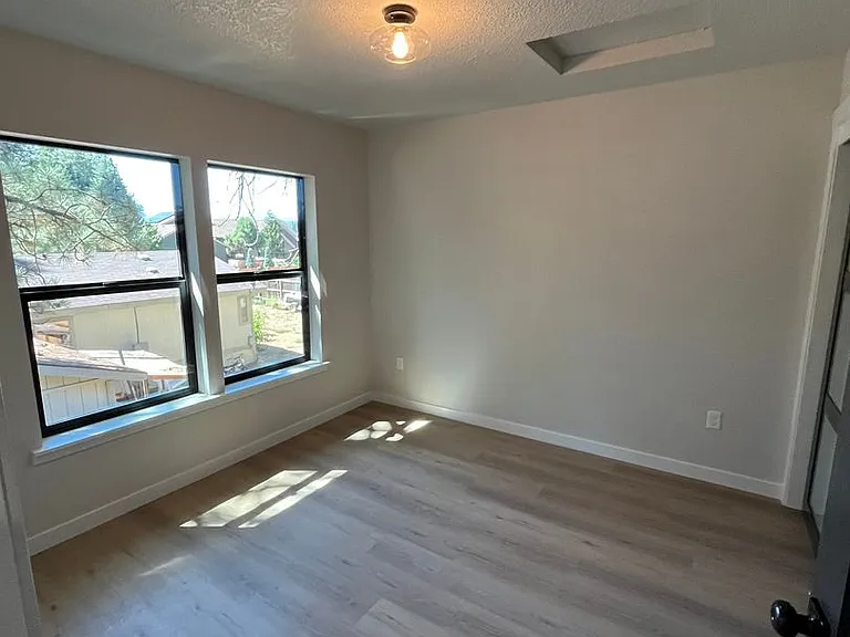 831 S Oak St — Photo 6
