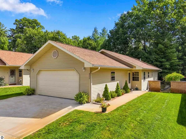 9798 Deer Track Ct, Interlochen, MI 49643