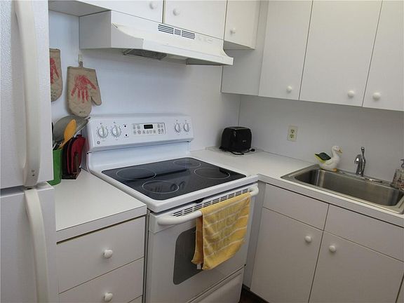 4th image of 225 Markham K #225