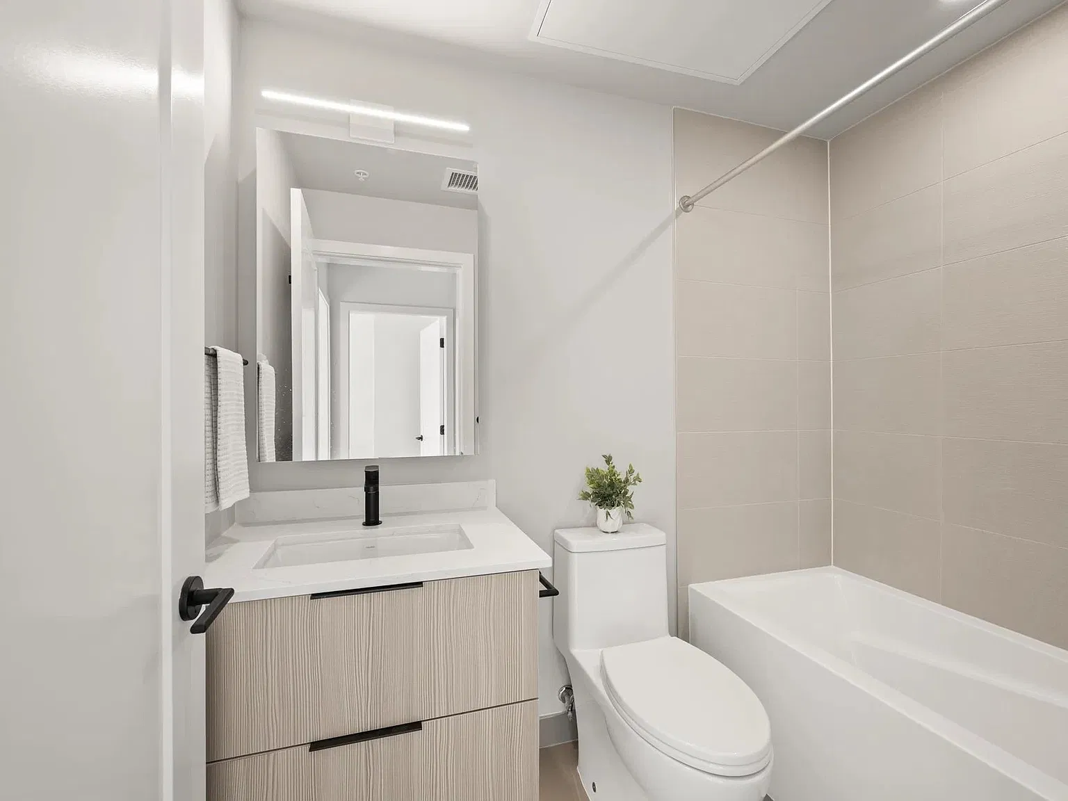 3 bed, 1378 sqft, $3,650 — Photo 3