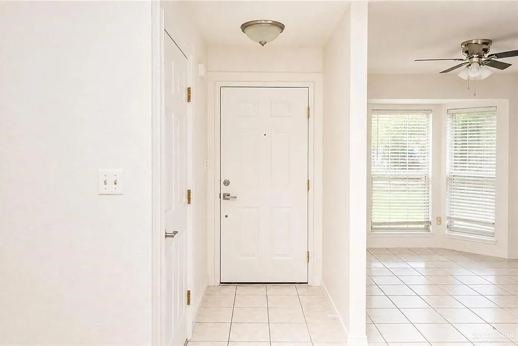 3 bed, 2.0 bath, 1406 sqft, $1,750 — Photo 3