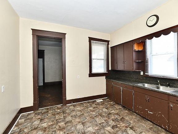 5th image of 208 E Sherman St