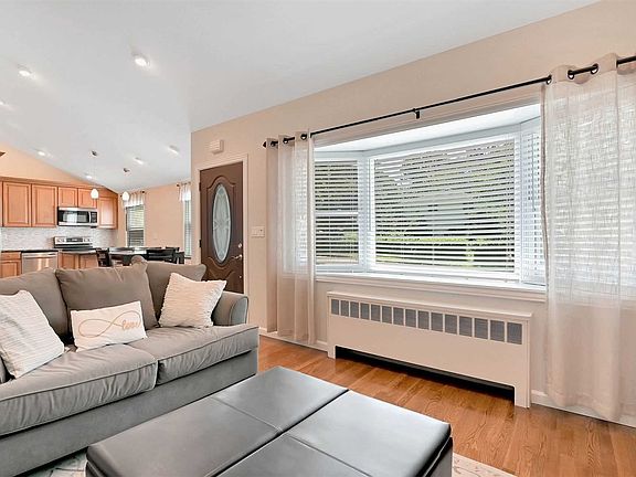 5th image of 51 Murdock St