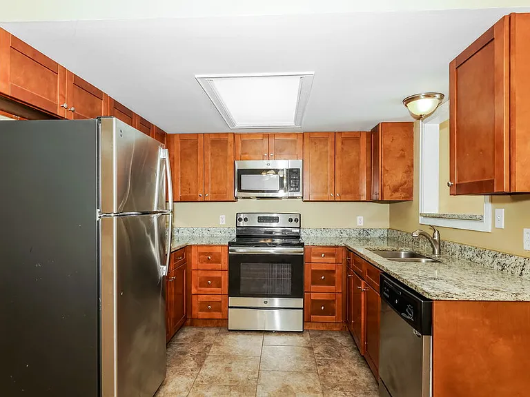 1539 Lafayette Ave — Photo 8