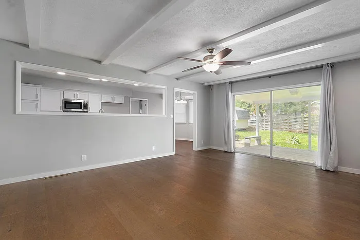 3 bed, 3.0 bath, 2208 sqft, $1,995 — Photo 4