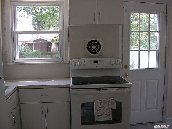 3rd image of 252 N Nassau Ave