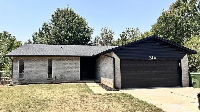 726 Garden Grv — Photo 2