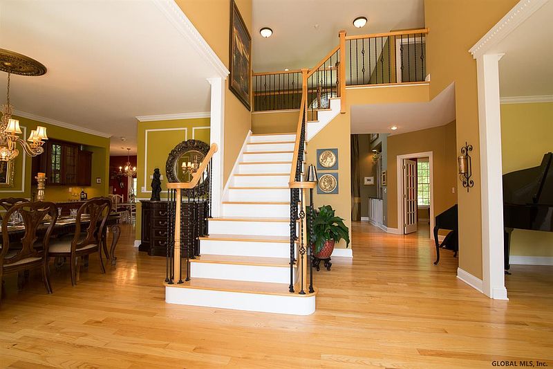 3rd image of 15 THOREAU Drive