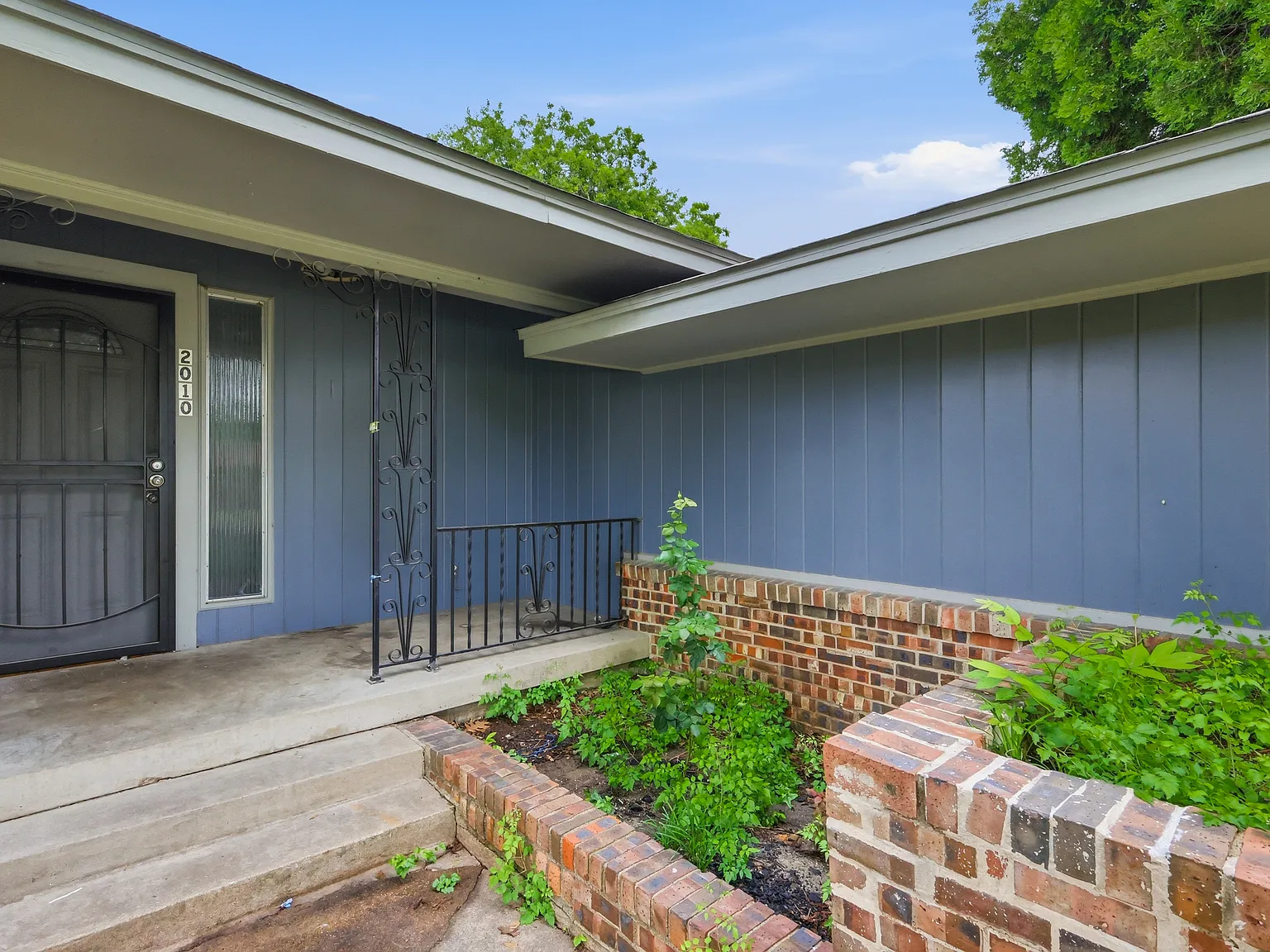 3 bed, 2038 sqft, $2,495 — Photo 2