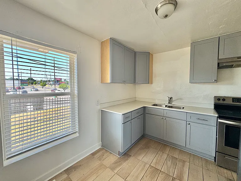 2034 NW 25th St #6 — Photo 7