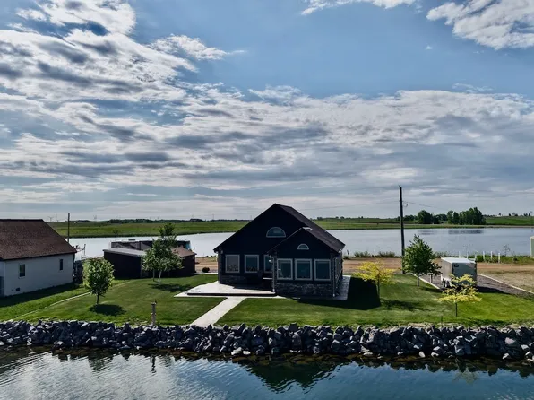1100 E Lakeshore Dr, Waubay, SD 57273