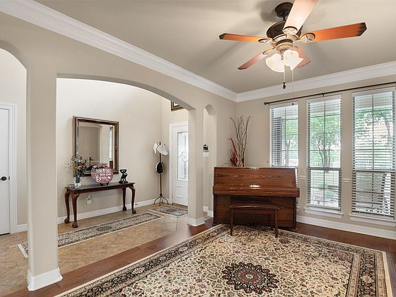 5th image of 100 Parker Oaks Ln