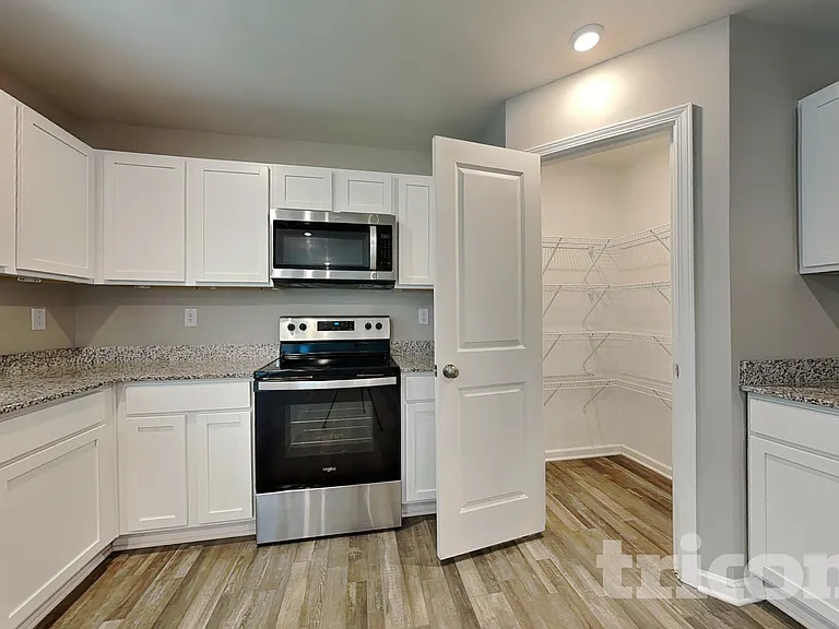 210 Coventry Ct — Photo 3