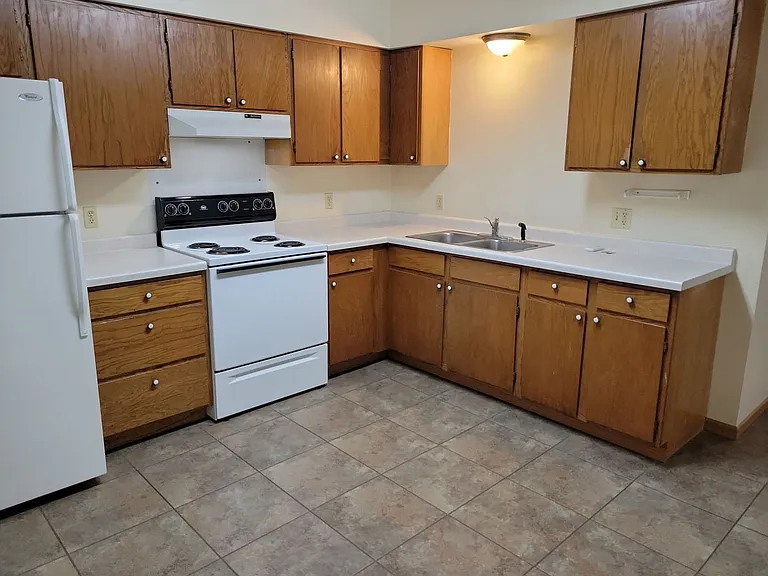 235 W Johnson St — Photo 9