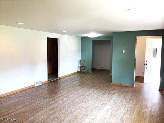 4th image of 562 Woodland Ave