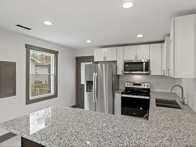 2713 Vance Ave — Photo 5