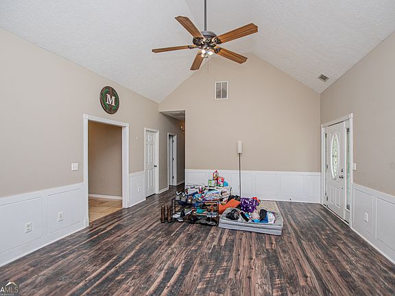 3rd image of 8590 Kencrest Dr