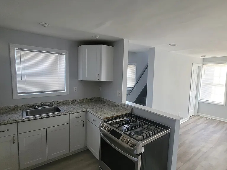 969 Maplewood Ave — Photo 6