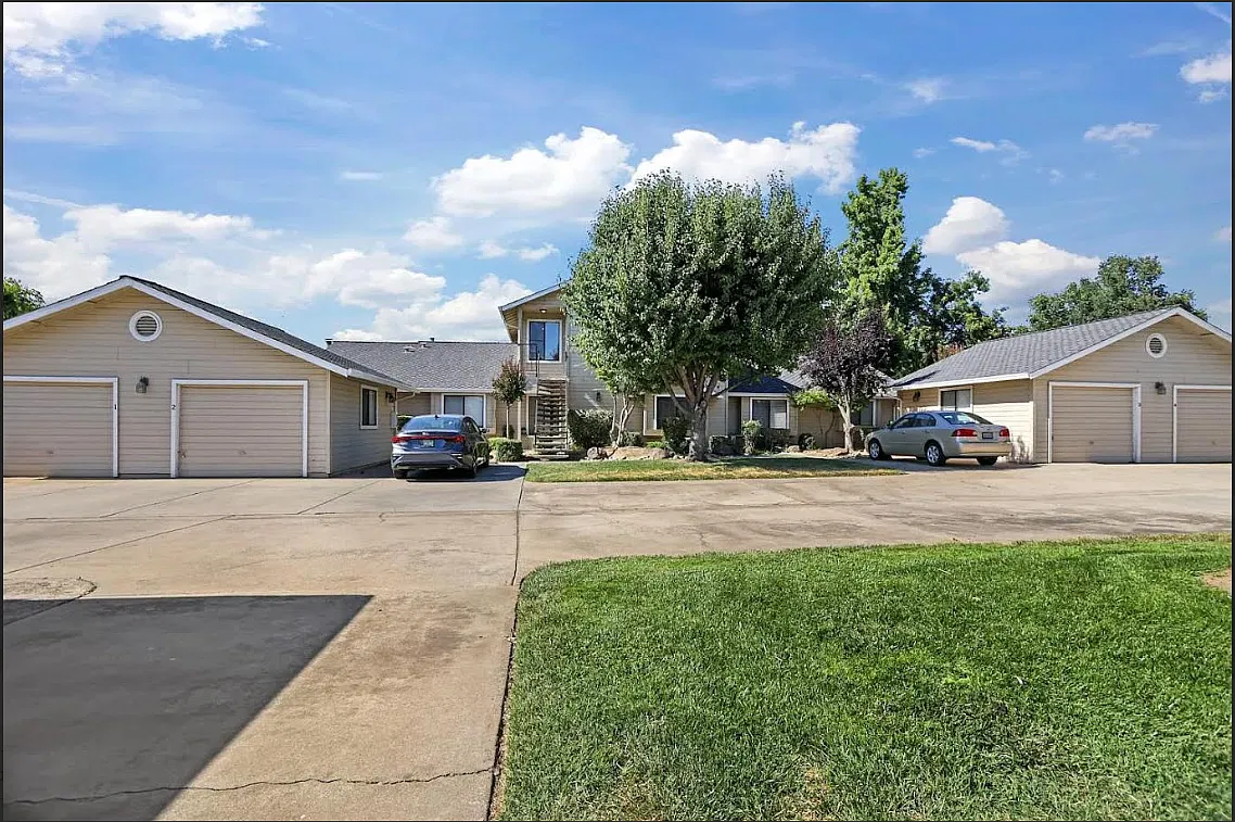 2 bed, 920 sqft, $2,200 — Photo 2