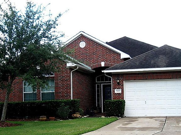 Beautiful home in cul de sac 4-2-2 huge yard