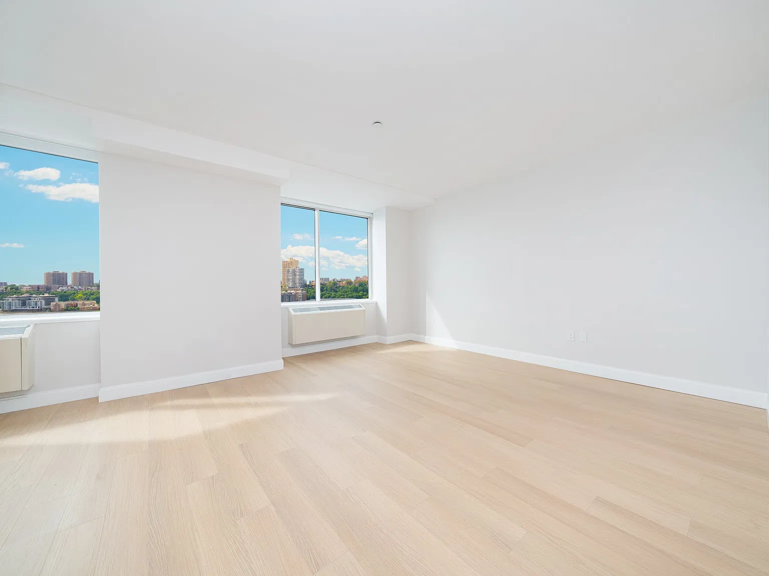 160 Riverside Boulevard — Photo 3