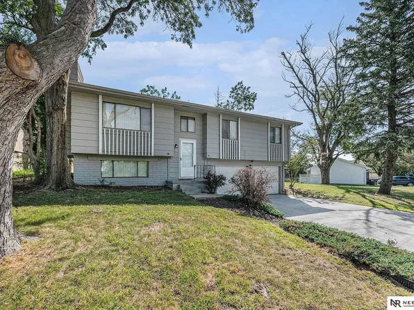 5711 Rambleridge Rd, Omaha, NE 68164