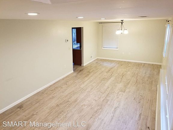 4th image of 1326 Burlington Dr