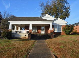 208 Pendleton St, Pickens, SC 29671