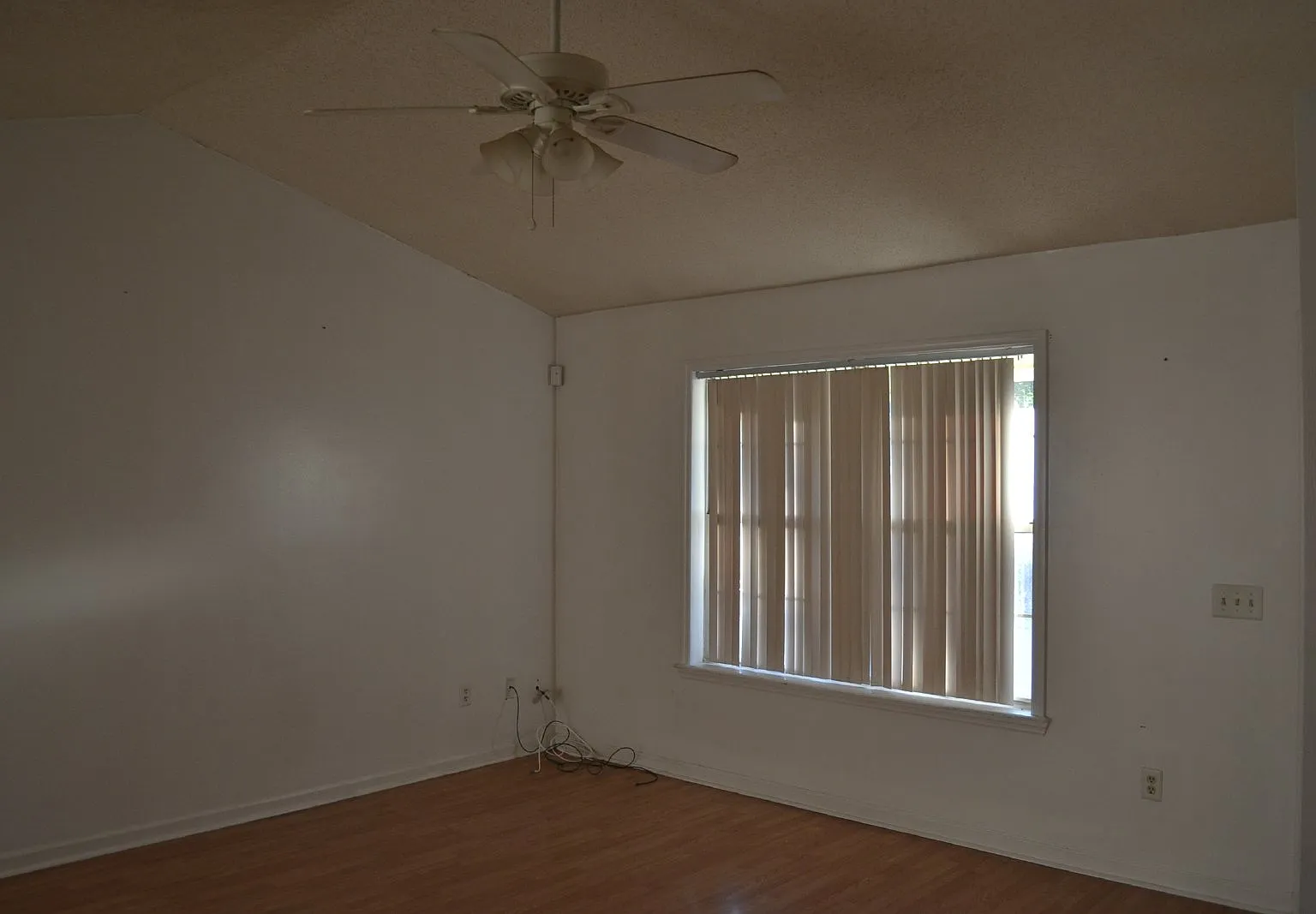 3 bed, 2.0 bath, 1120 sqft, $1,375 — Photo 2