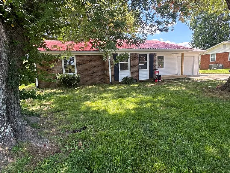 542 Lexington Dr — Photo 1