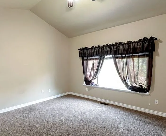 1848 W Woodview Dr — Photo 19
