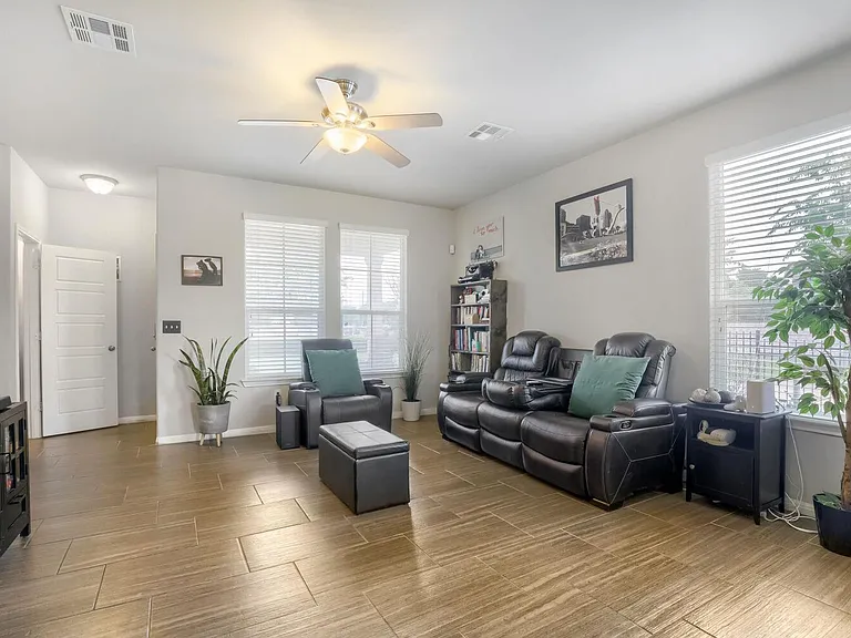 525 N Heatherwilde Blvd — Photo 4