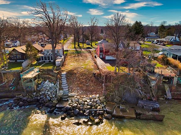2nd image of 3872 Edgewater Dr